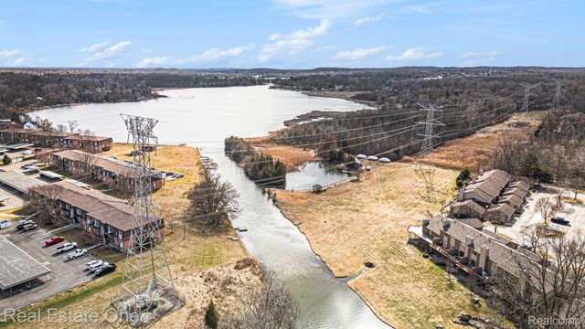 6892 Northcrest Way E, Independence Charter Township, MI 48346