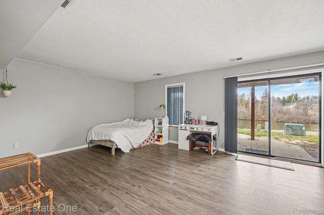 6892 Northcrest Way E, Independence Charter Township, MI 48346