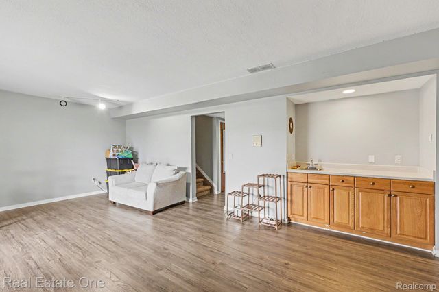 6892 Northcrest Way E, Independence Charter Township, MI 48346