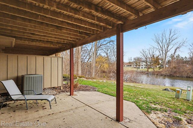 6892 Northcrest Way E, Independence Charter Township, MI 48346