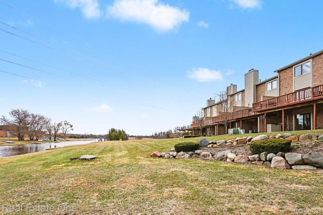 6892 Northcrest Way E, Independence Charter Township, MI 48346