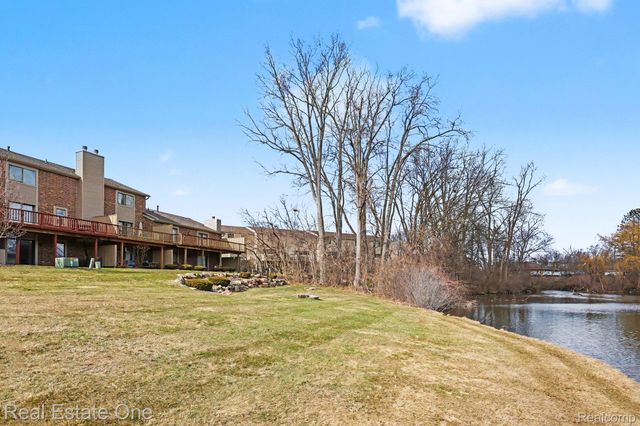 6892 Northcrest Way E, Independence Charter Township, MI 48346