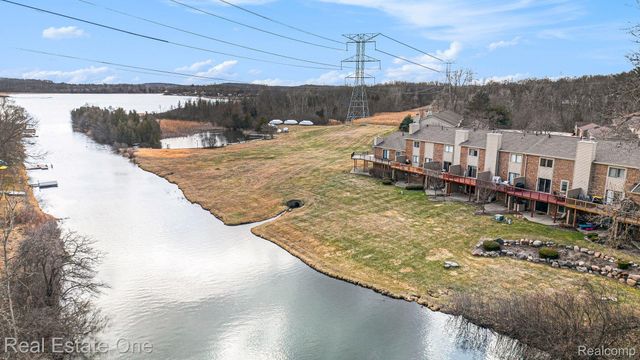 6892 Northcrest Way E, Independence Charter Township, MI 48346