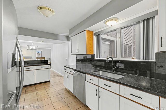 6892 Northcrest Way E, Independence Charter Township, MI 48346