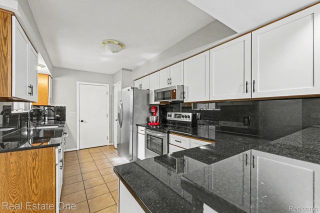 6892 Northcrest Way E, Independence Charter Township, MI 48346