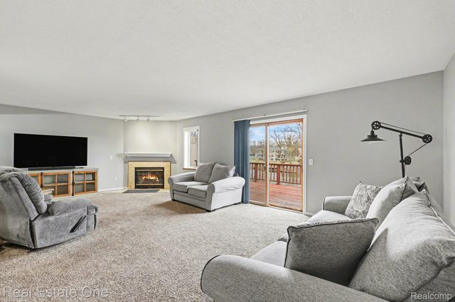 6892 Northcrest Way E, Independence Charter Township, MI 48346