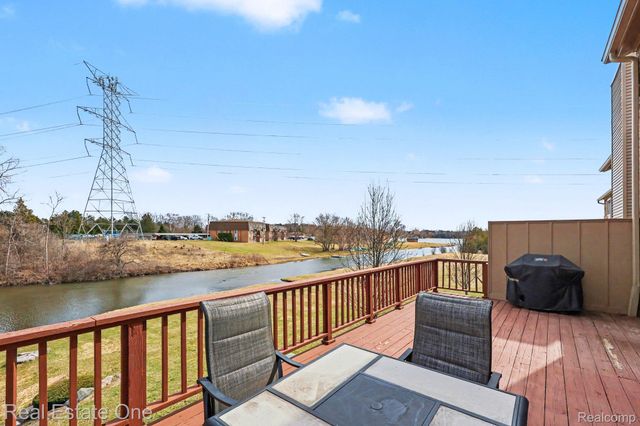 6892 Northcrest Way E, Independence Charter Township, MI 48346