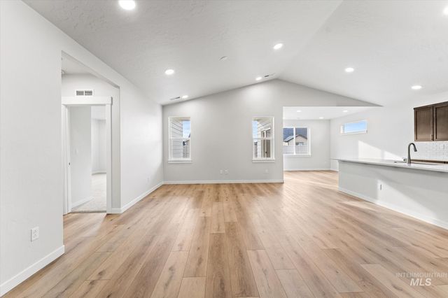 5621 E Lekeitio Village Dr, Nampa, ID 83687