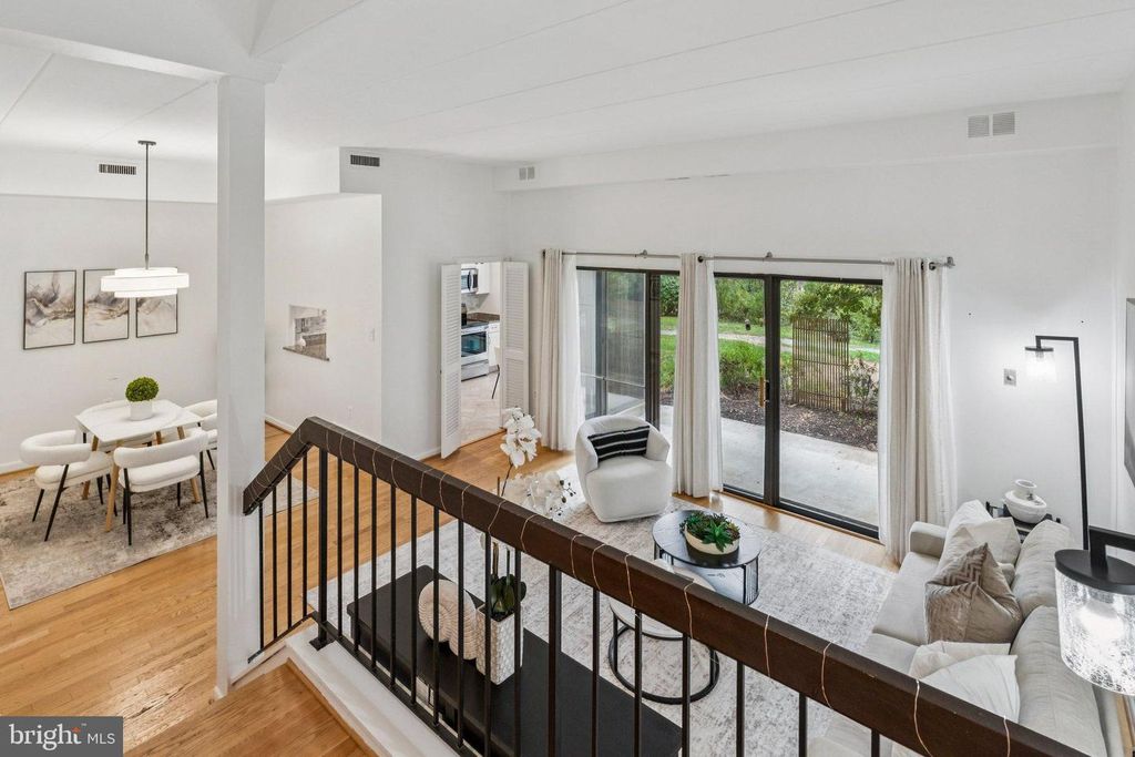 102 ROBERTS LN #100, Alexandria, VA 22314