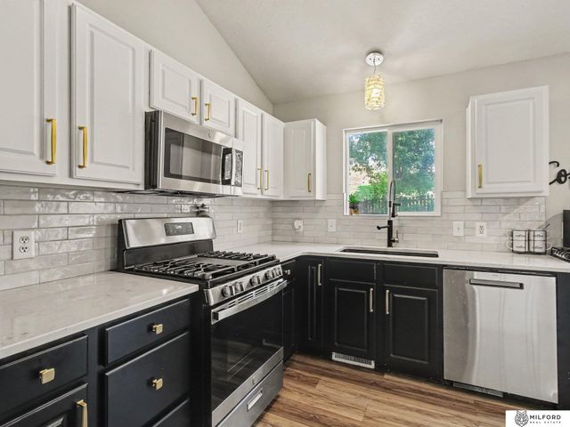 17620 Olive Street, Omaha, NE 68136