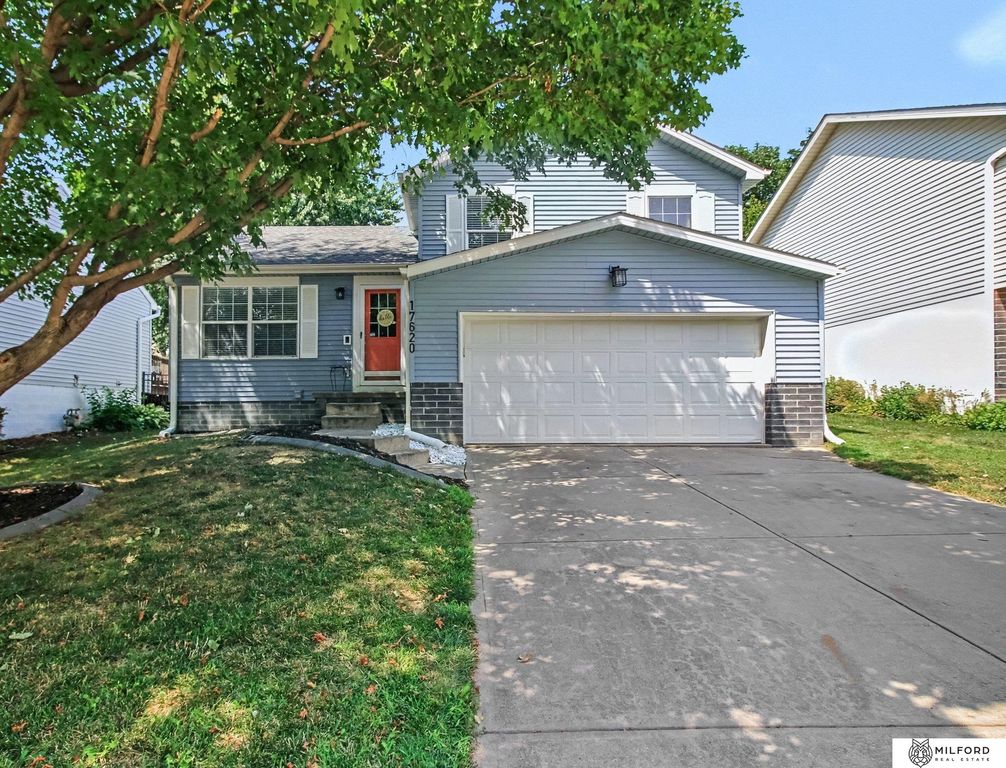 17620 Olive Street, Omaha, NE 68136