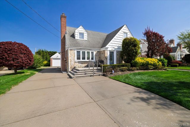 49 Park Avenue, Malverne, NY 11565