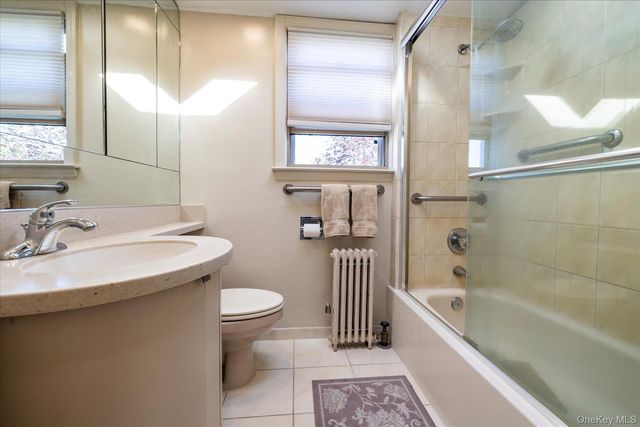 49 Park Avenue, Malverne, NY 11565