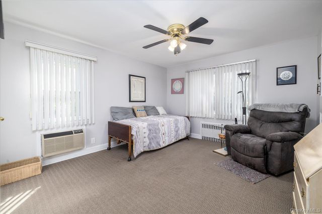 49 Park Avenue, Malverne, NY 11565