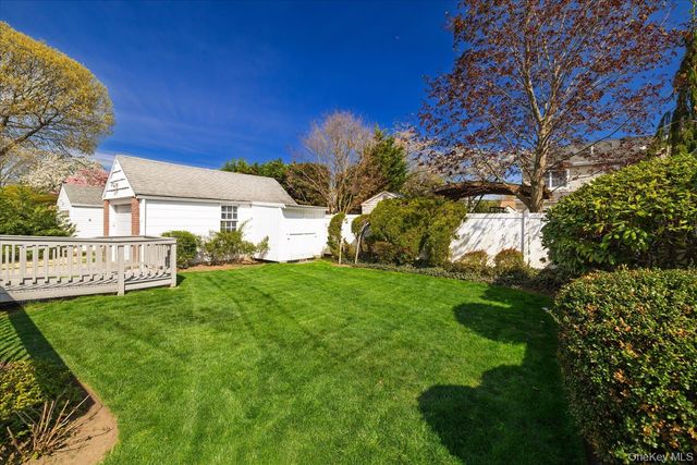 49 Park Avenue, Malverne, NY 11565