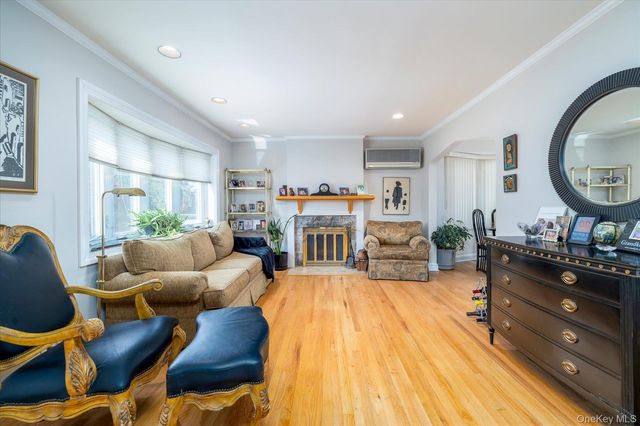 49 Park Avenue, Malverne, NY 11565