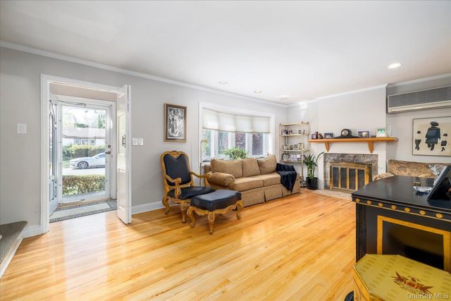 49 Park Avenue, Malverne, NY 11565