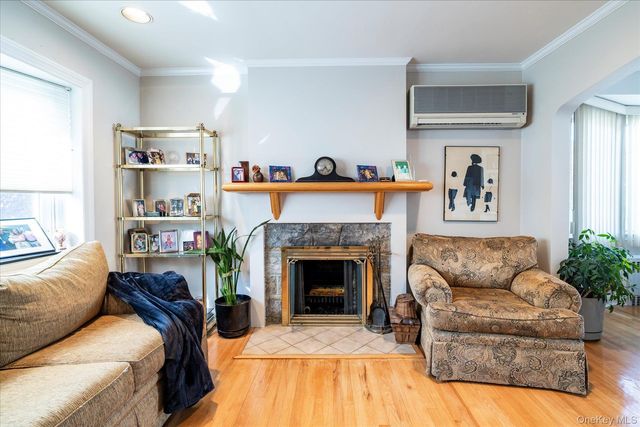 49 Park Avenue, Malverne, NY 11565