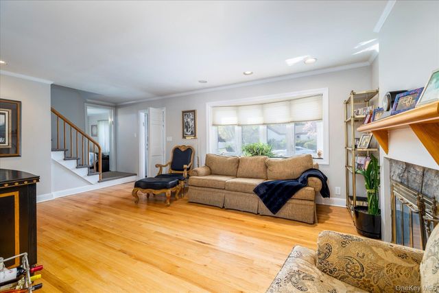 49 Park Avenue, Malverne, NY 11565