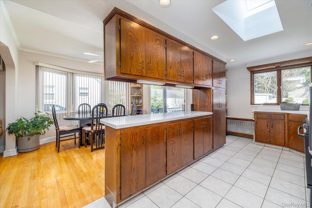 49 Park Avenue, Malverne, NY 11565