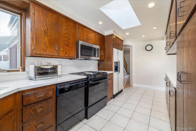 49 Park Avenue, Malverne, NY 11565