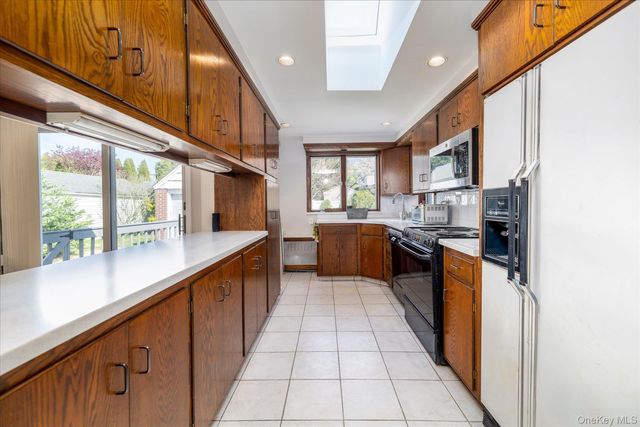 49 Park Avenue, Malverne, NY 11565