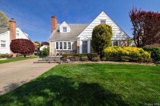 49 Park Avenue, Malverne, NY 11565