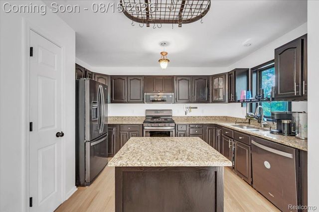 1522 Oregon Court, Waterford Charter Township, MI 48327