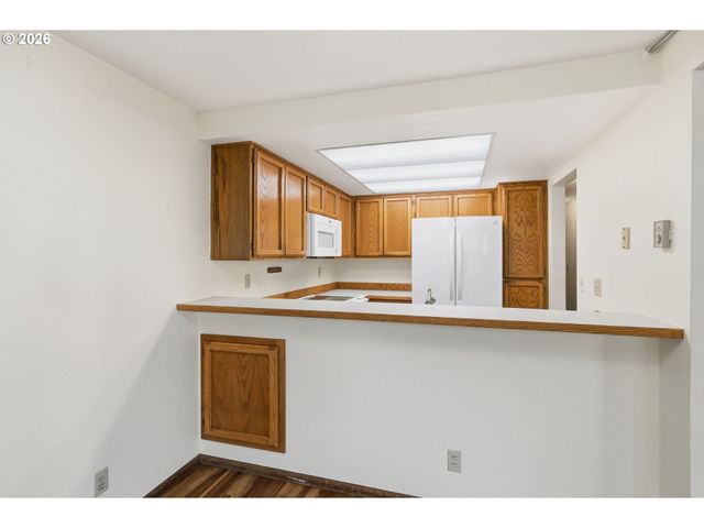 2101 LAKE ISLE Ct, Eugene, OR 97401