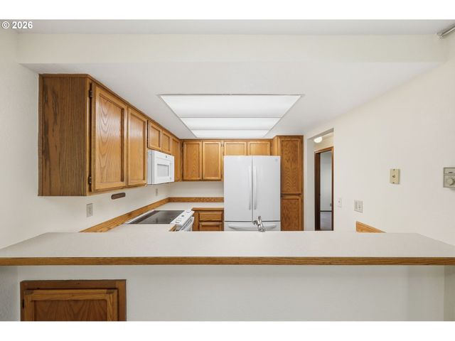 2101 LAKE ISLE Ct, Eugene, OR 97401