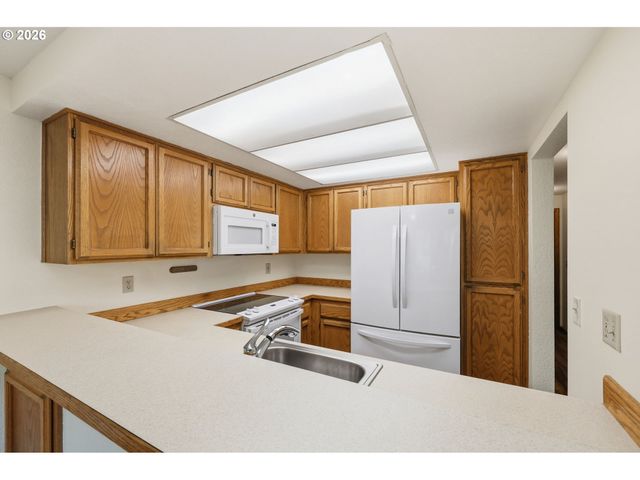 2101 LAKE ISLE Ct, Eugene, OR 97401