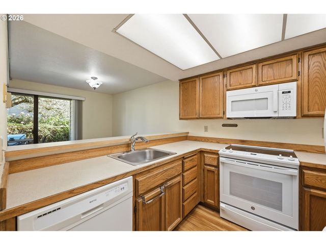2101 LAKE ISLE Ct, Eugene, OR 97401
