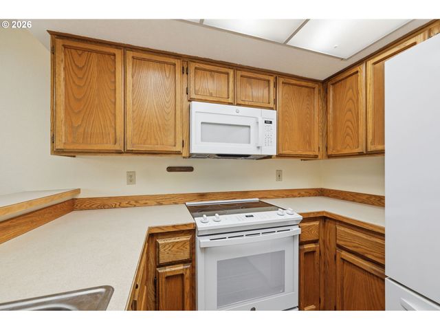 2101 LAKE ISLE Ct, Eugene, OR 97401