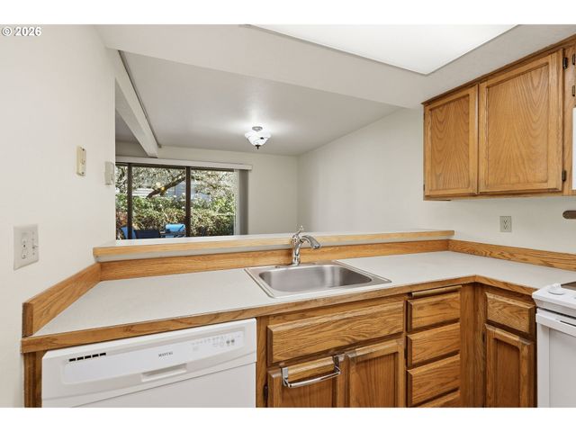 2101 LAKE ISLE Ct, Eugene, OR 97401