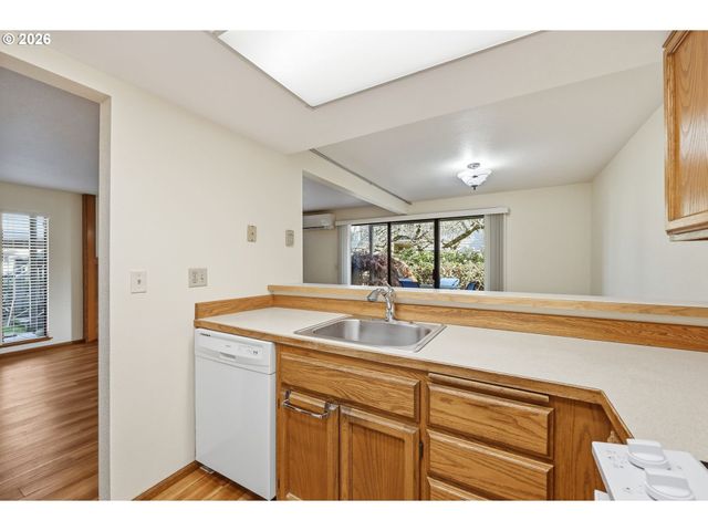 2101 LAKE ISLE Ct, Eugene, OR 97401