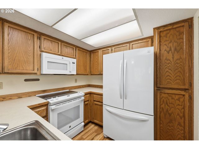 2101 LAKE ISLE Ct, Eugene, OR 97401