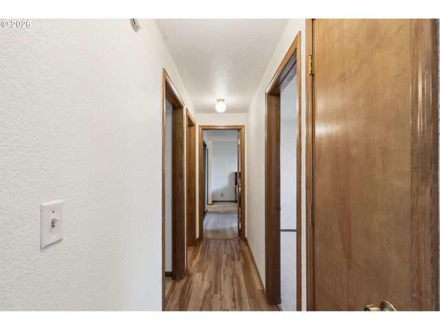 2101 LAKE ISLE Ct, Eugene, OR 97401