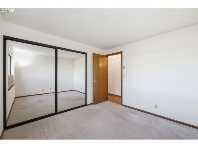 2101 LAKE ISLE Ct, Eugene, OR 97401