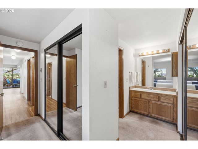 2101 LAKE ISLE Ct, Eugene, OR 97401