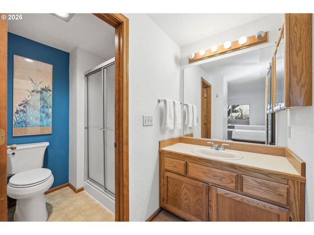 2101 LAKE ISLE Ct, Eugene, OR 97401