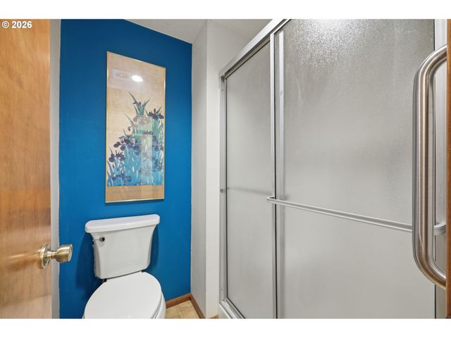 2101 LAKE ISLE Ct, Eugene, OR 97401