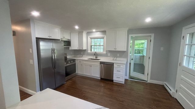 9 Cricket Dr, Sturbridge, MA 01566