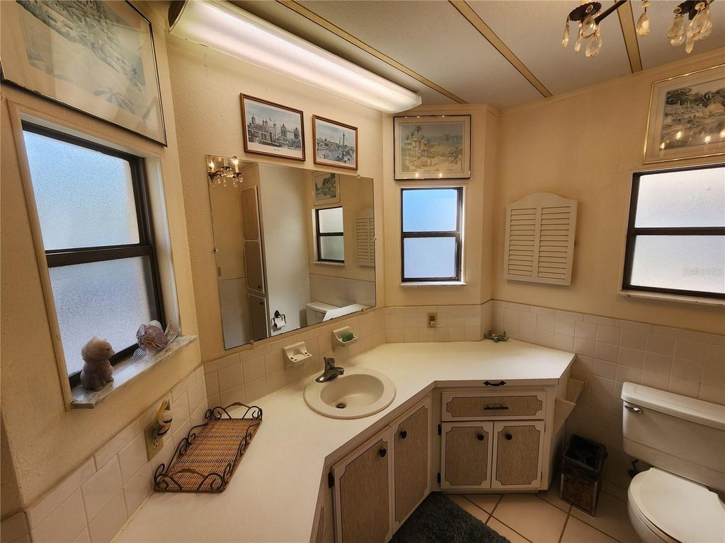 Image 13 of property listing at 808 53RD AVENUE E 301, Bradenton, FL 34203