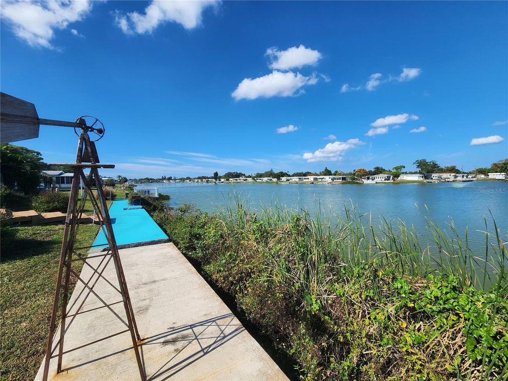 Image 27 of property listing at 808 53RD AVENUE E 301, Bradenton, FL 34203