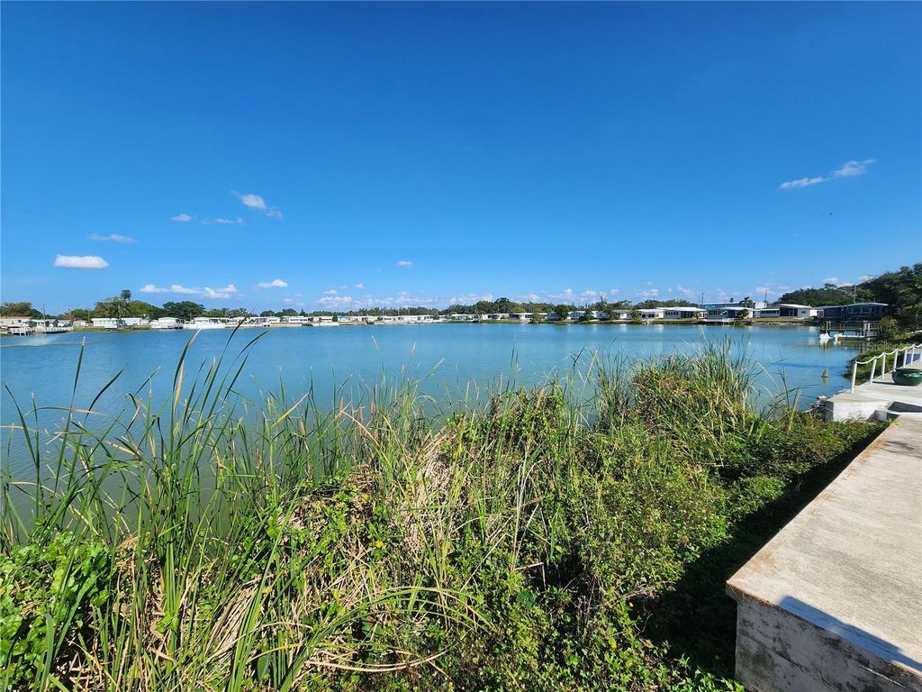 Image 28 of property listing at 808 53RD AVENUE E 301, Bradenton, FL 34203