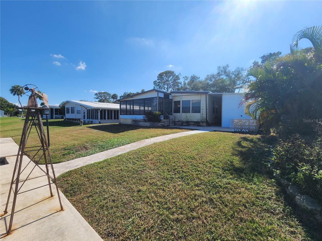 Image 29 of property listing at 808 53RD AVENUE E 301, Bradenton, FL 34203