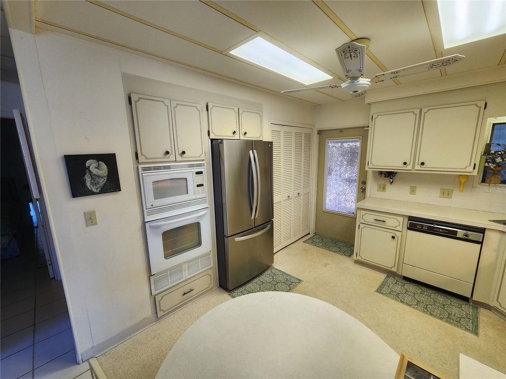 Image 4 of property listing at 808 53RD AVENUE E 301, Bradenton, FL 34203