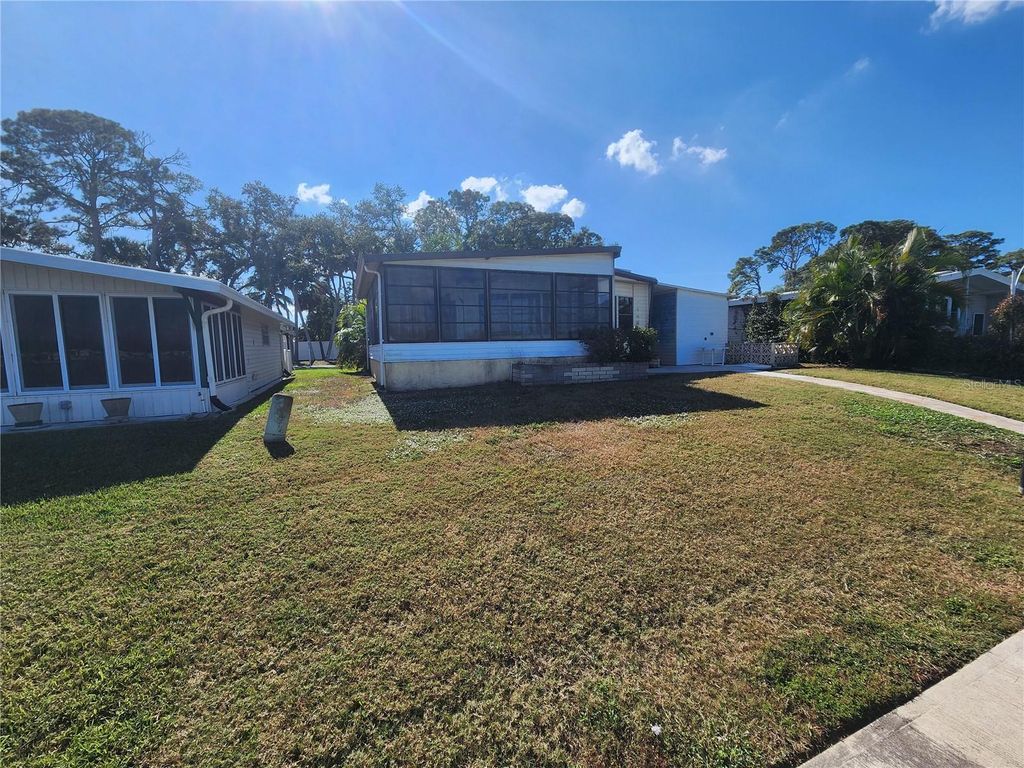 Image 31 of property listing at 808 53RD AVENUE E 301, Bradenton, FL 34203