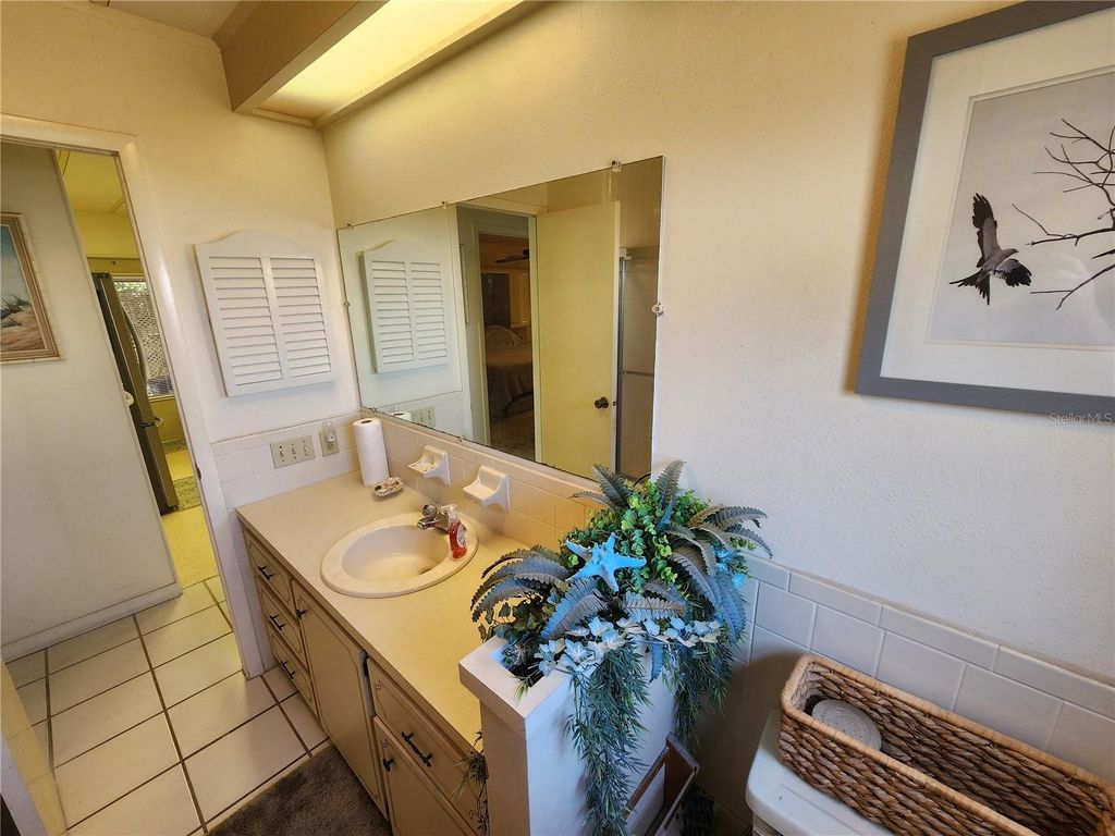 Image 8 of property listing at 808 53RD AVENUE E 301, Bradenton, FL 34203
