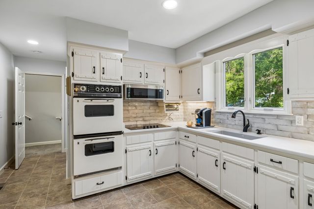 2039 Sunny Side Dr, Brentwood, TN 37027